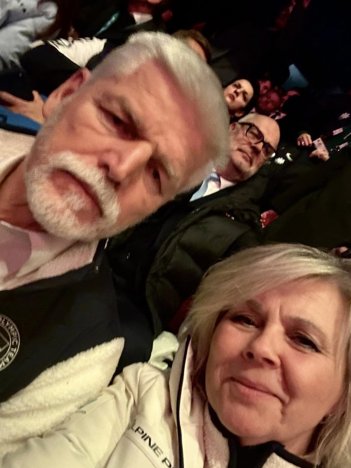 FOTO: Petr Pavel se svou ženou Evou Pavlovou fandí Česku. – stránka 6