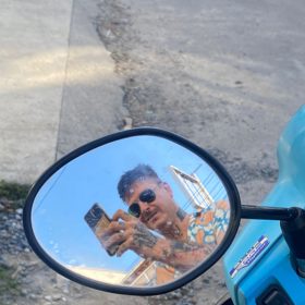 Musíte uznat, že ze zpěváka je teď velký fešák. 