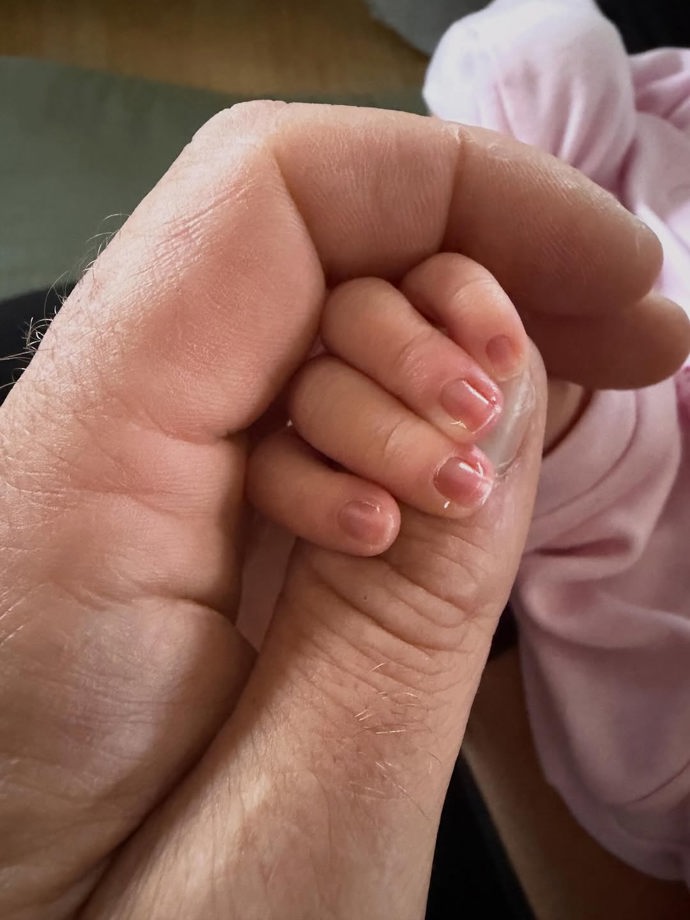 FOTO: Jakub Vágner ukázal ručičky své druhé dcery.