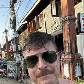 Svoji novou image pojmenoval jako "look německého pornoherce z 80. let". 