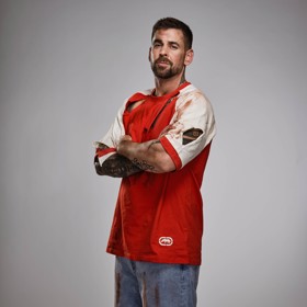 Adam má blízko k rapu. 