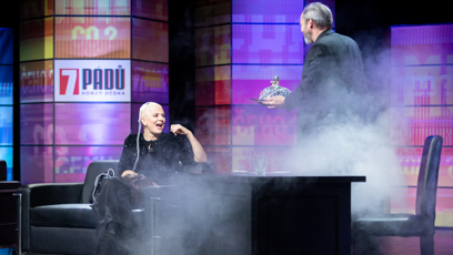 FOTO: Laďka Něrgešová dostala dort.