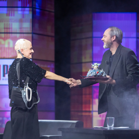 Moderátor Honza Dědek gratuluje Laďce k narozeninám.