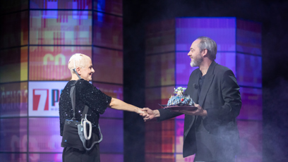 FOTO: Moderátor Honza Dědek gratuluje Laďce k narozeninám.