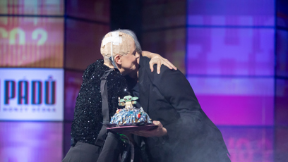 FOTO: Laďka Něrgešová v 7 Pádech Honzy Dědka dostala k narozeninám dort.