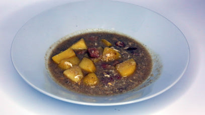 FOTO: Petr si pro hosty připraví polévku česnečku.