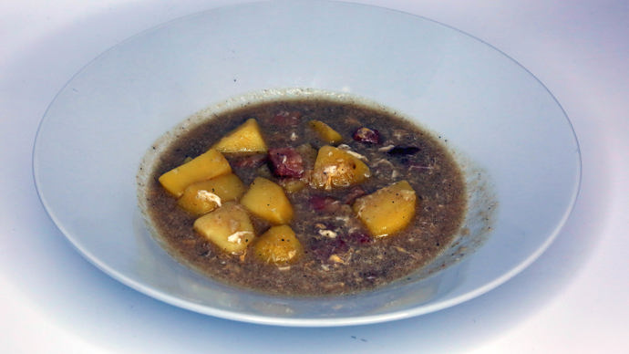 FOTO: Petr si pro hosty připraví polévku česnečku. – stránka 4