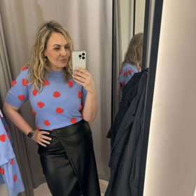 Na módní lov do obchodů vyrazila šéfredaktorka Lifee Kristina. Do oka jí padl třeba tento trendy svetřík s krátkým rukávem a roztomilým srdíčkovým motivem.