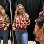 Na své si přijdou i milovnice kardiganů. Tento kousek se navíc pyšní také elegantními perlovými knoflíky.