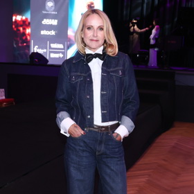 Vendula Pizingerová se do svých outfitů nebojí zakomponovat pánské prvky.