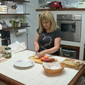 Zdeňka se v kuchyni vyzná. 