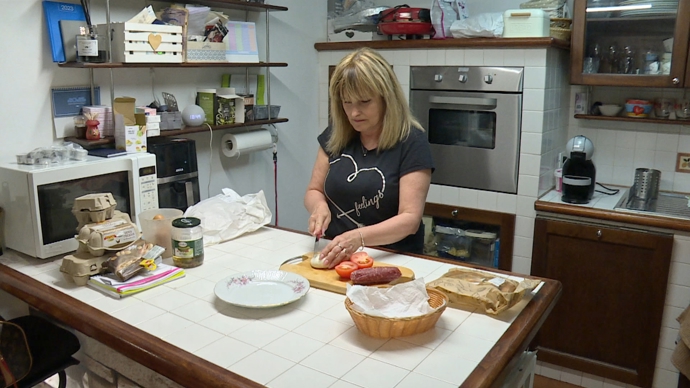 FOTO: Zdeňka se v kuchyni vyzná. – stránka 19