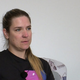 Andrea si sáhne na dno.