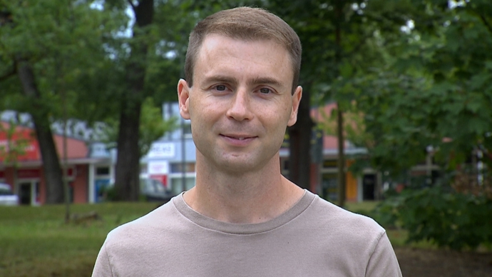 FOTO: Michal pracuje v bance. – stránka 15