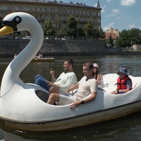 Rodinka s náhradním manželem si vyrazila na šlapací labuť na Vltavu.