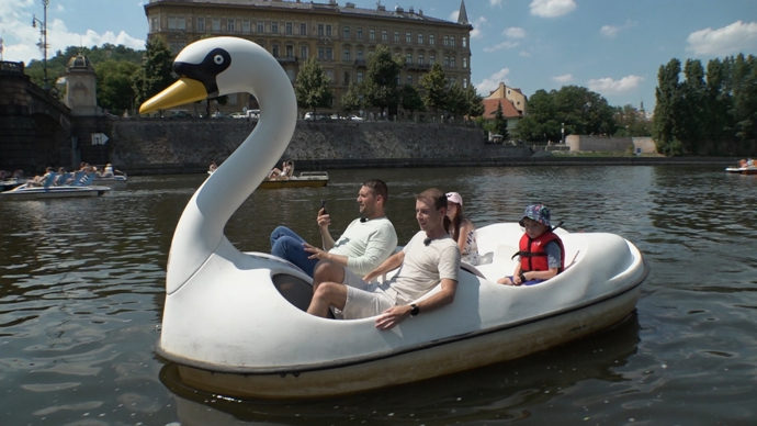 FOTO: Rodinka s náhradním manželem si vyrazila na šlapací labuť na Vltavu. – stránka 19