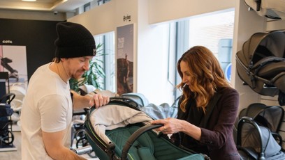 FOTO: Olga Lounová s partnerem vybrali kočárek pro dceru Vivien.