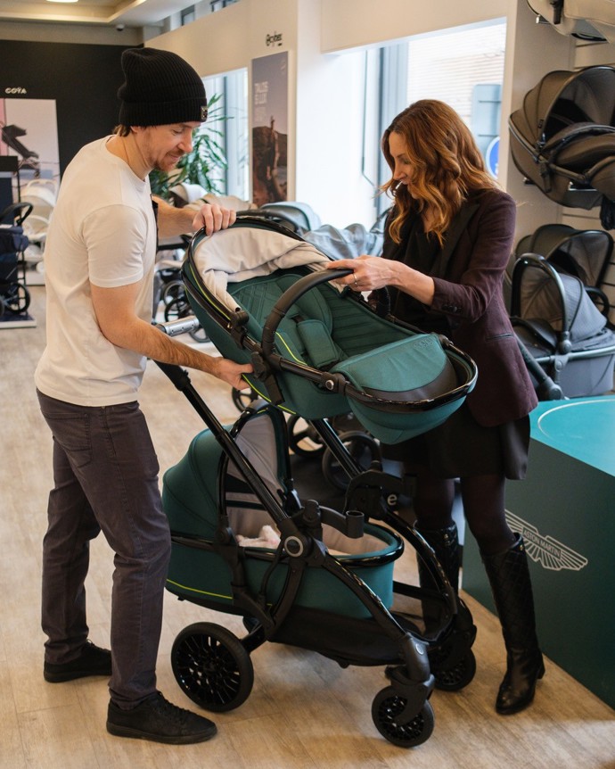 FOTO: Olga Lounová s partnerem vybrali kočárek pro dceru Vivien. – stránka 10