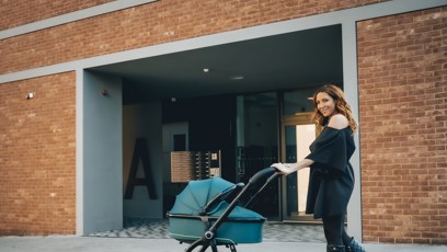 FOTO: Olga Lounová se svým novým kočárkem.