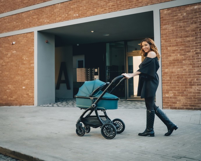 FOTO: Olga Lounová se svým novým kočárkem. – stránka 15