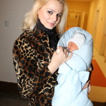 Takhle jí to slušelo v březnu 2013, když si prvorozeného syna Quentina odvážela z porodnice. 