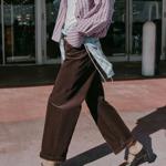 Hnědé boty vypadají skvěle se strukturovanými materiály. Kromě úpletu můžete sáhnout i po manšestru.