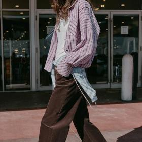 Hnědé boty vypadají skvěle se strukturovanými materiály. Kromě úpletu můžete sáhnout i po manšestru.