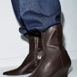 S tmavou džínovinou působí čokoládově hnědé boty draze.