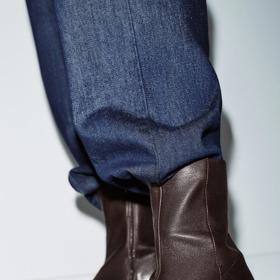 S tmavou džínovinou působí čokoládově hnědé boty draze.