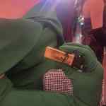 Její psaníčko ukrývalo ikonickou rtěnku Yves Saint Laurent. 