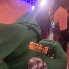 Její psaníčko ukrývalo ikonickou rtěnku Yves Saint Laurent. 