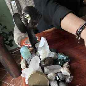 Na stole nechybí ani velké množství minerálů a jiných kamenů. 