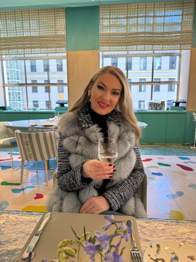 FOTO: Zamilovaný pár se ubytoval v ikonickém hotelu Plaza a užil si i slavný čaj o páté. – stránka 2