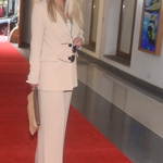 Zdánlivě minimalistický outfit se Vendula Pizingerová nebojí ozvláštnit zajímavými doplňky.