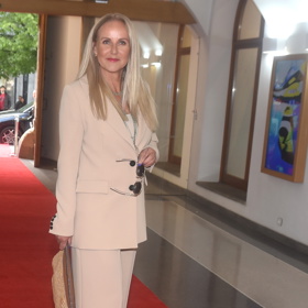 Zdánlivě minimalistický outfit se Vendula Pizingerová nebojí ozvláštnit zajímavými doplňky.