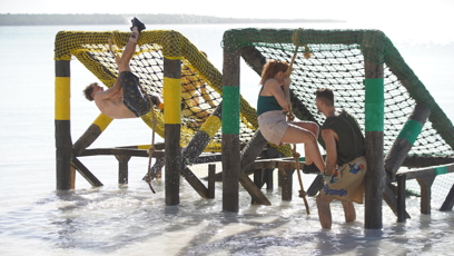 FOTO: Michal Trabalík alias Trabo pomáhal Tereza Svobodové na překážce.
