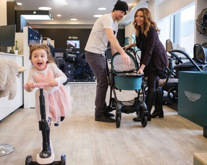 FOTO: U výběru kočárku nemohla chybět ani zpěvačky starší dcera. – stránka 12