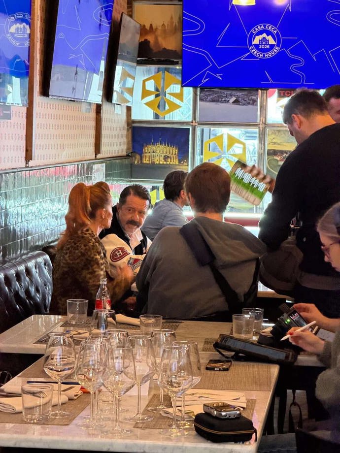 FOTO: Nechyběli ani hlavní hrdinové a štáb. – stránka 1