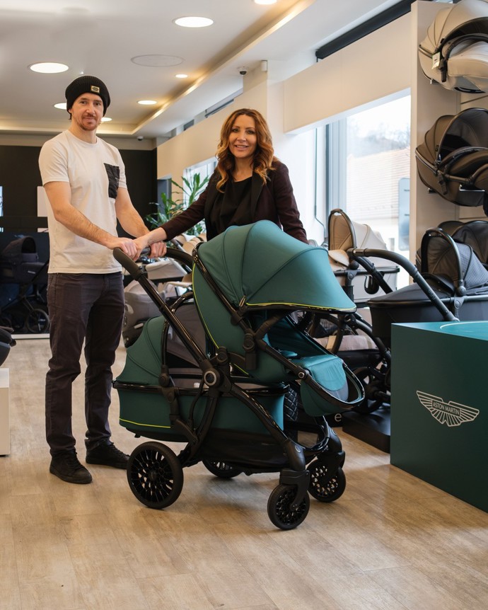 FOTO: Olga Lounová s partnerem vybrali kočárek pro dceru Vivien. – stránka 9