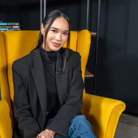 Sarah Vu v pořadu eXtra Host. 