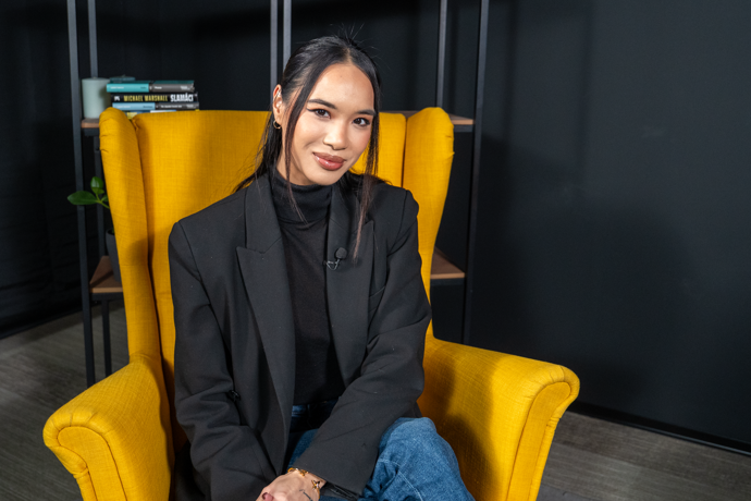 FOTO: extra host Sarah Vu foto 01