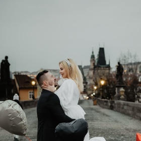 Tomáš Řepka a Kateřina Kristelová na Karlově mostě.