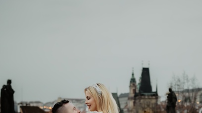 FOTO: Tomáš Řepka a Kateřina Kristelová na Karlově mostě.
