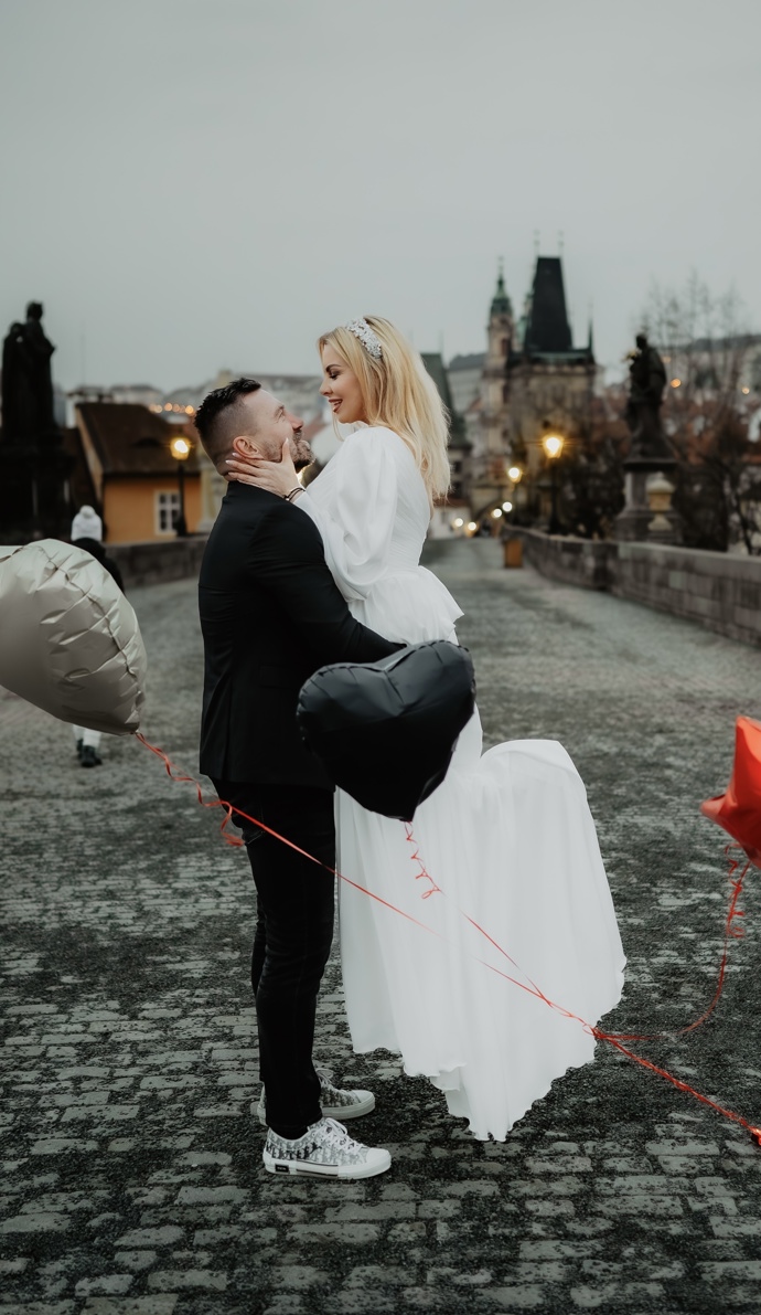 FOTO: Tomáš Řepka a Kateřina Kristelová na Karlově mostě. – stránka 4