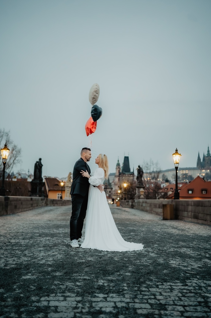 FOTO: Tomáš Řepka a Kateřina Kristelová na Karlově mostě. – stránka 3