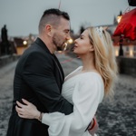 Tomáš Řepka a Kateřina Kristelová na Karlově mostě.
