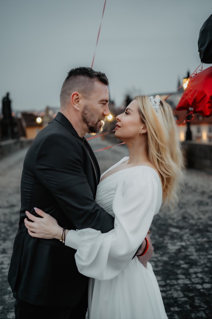 FOTO: Tomáš Řepka a Kateřina Kristelová na Karlově mostě. – stránka 2