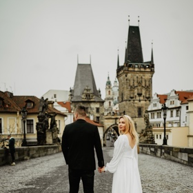 Tomáš Řepka a Kateřina Kristelová na Karlově mostě.
