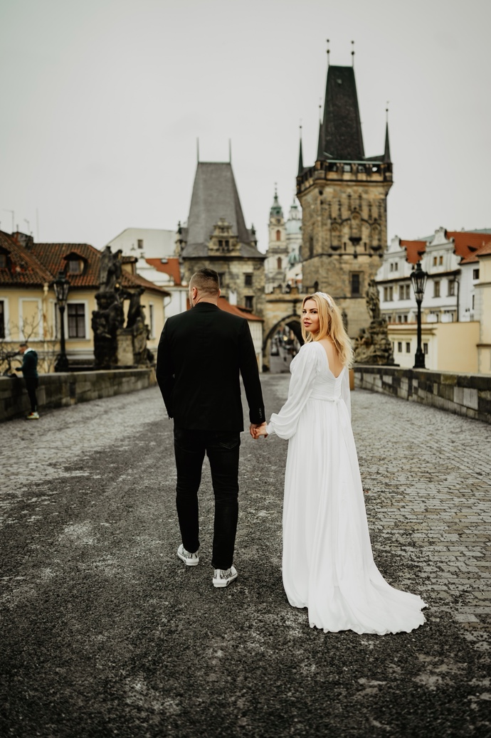 FOTO: Tomáš Řepka a Kateřina Kristelová na Karlově mostě. – stránka 1