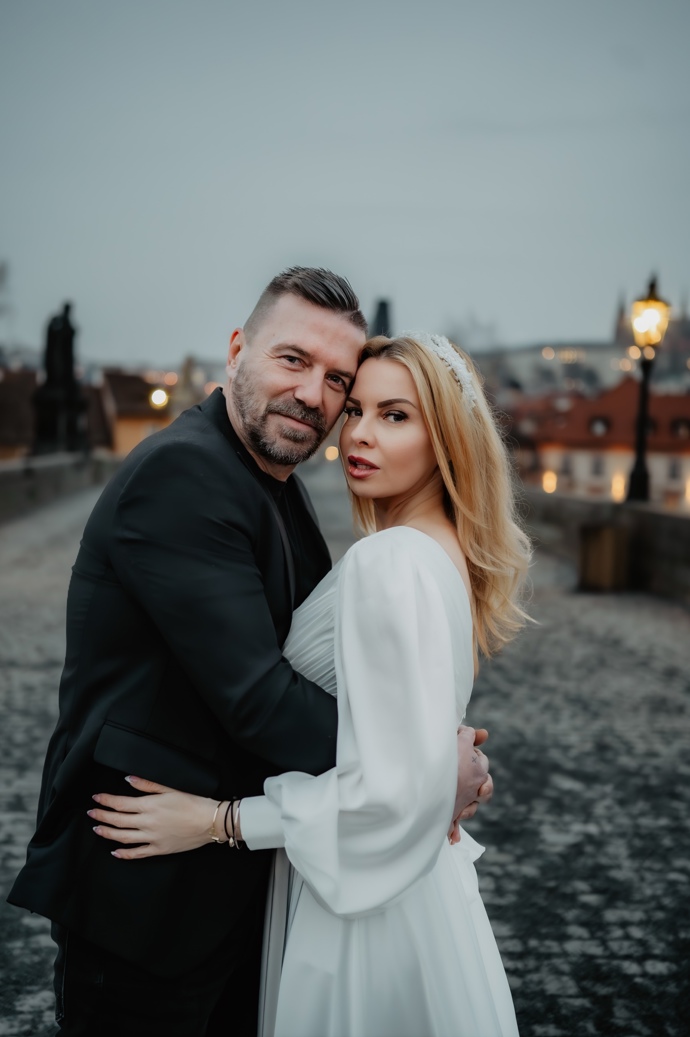 FOTO: Tomáš Řepka a Kateřina Kristelová na Karlově mostě.